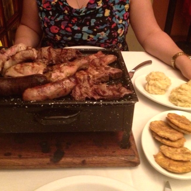 Parrillada Años Locos con puré y patacones 