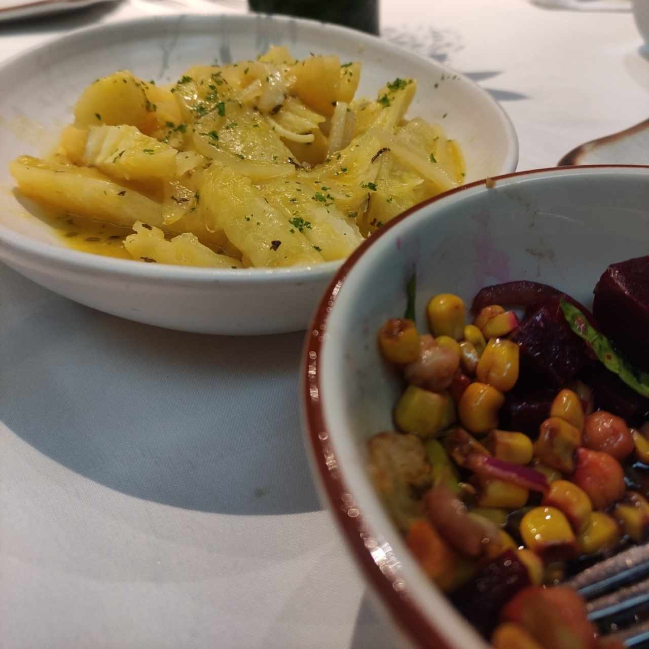 Ensaladas del Salad bar y yuca al moho 