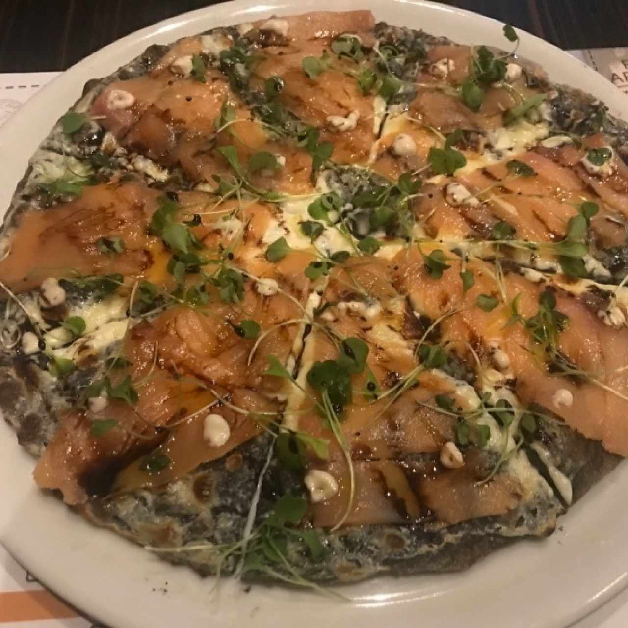 Pizza “Mare Nero” (Salmón y Tinta de Calamar)