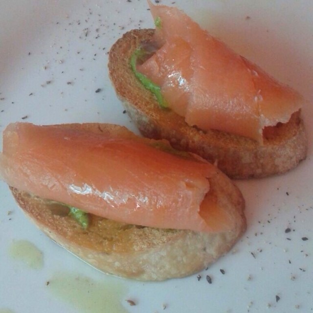 Entradas Calientes - Crostini Di Salmone