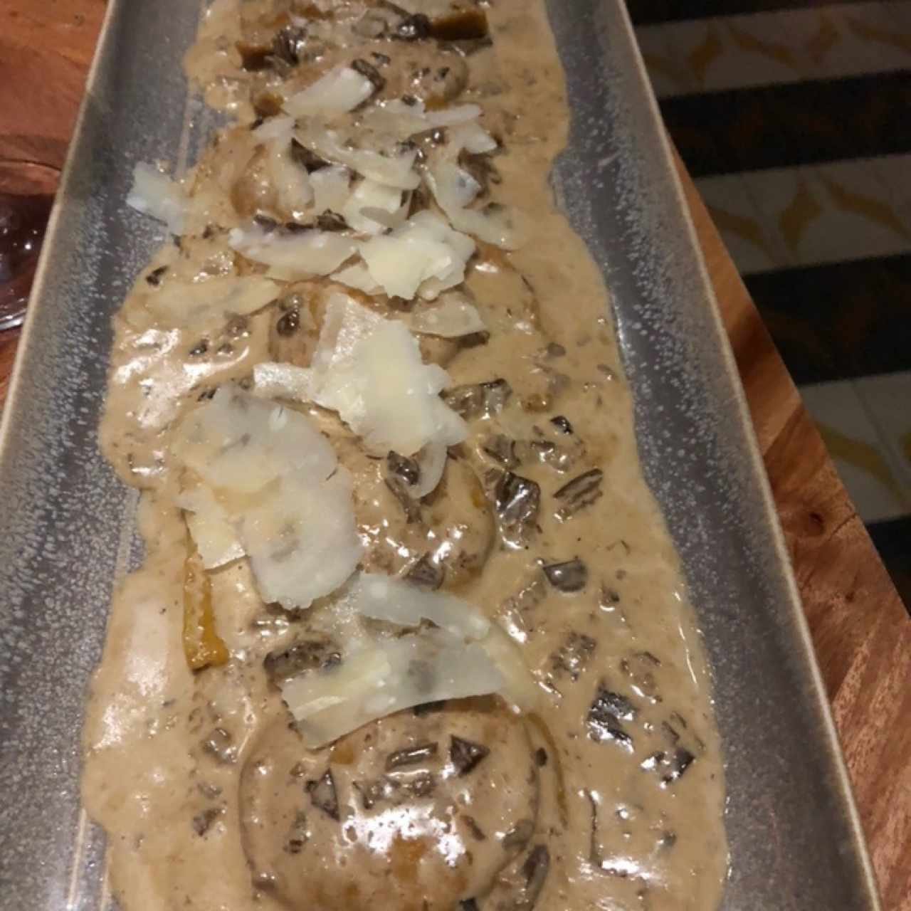 ravioli de queso en salsa de hongos porcini y trufas