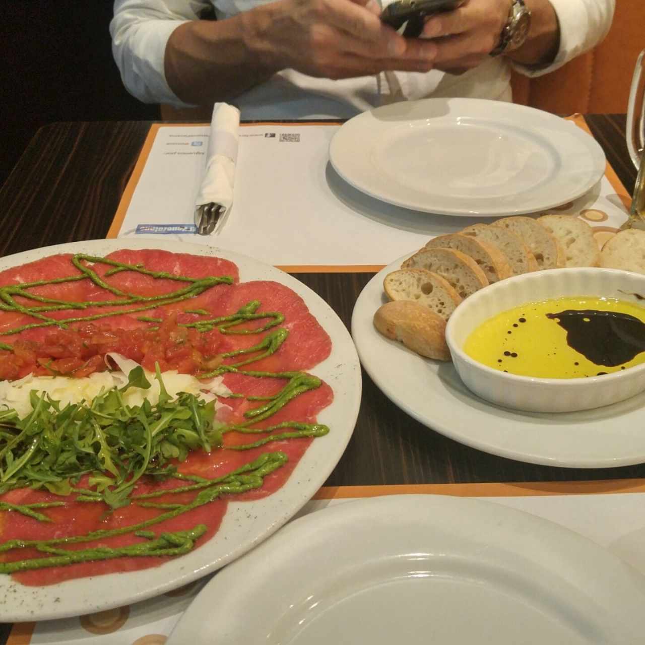 Carpachos - Carpaccio de Manzo y Pan de la casa