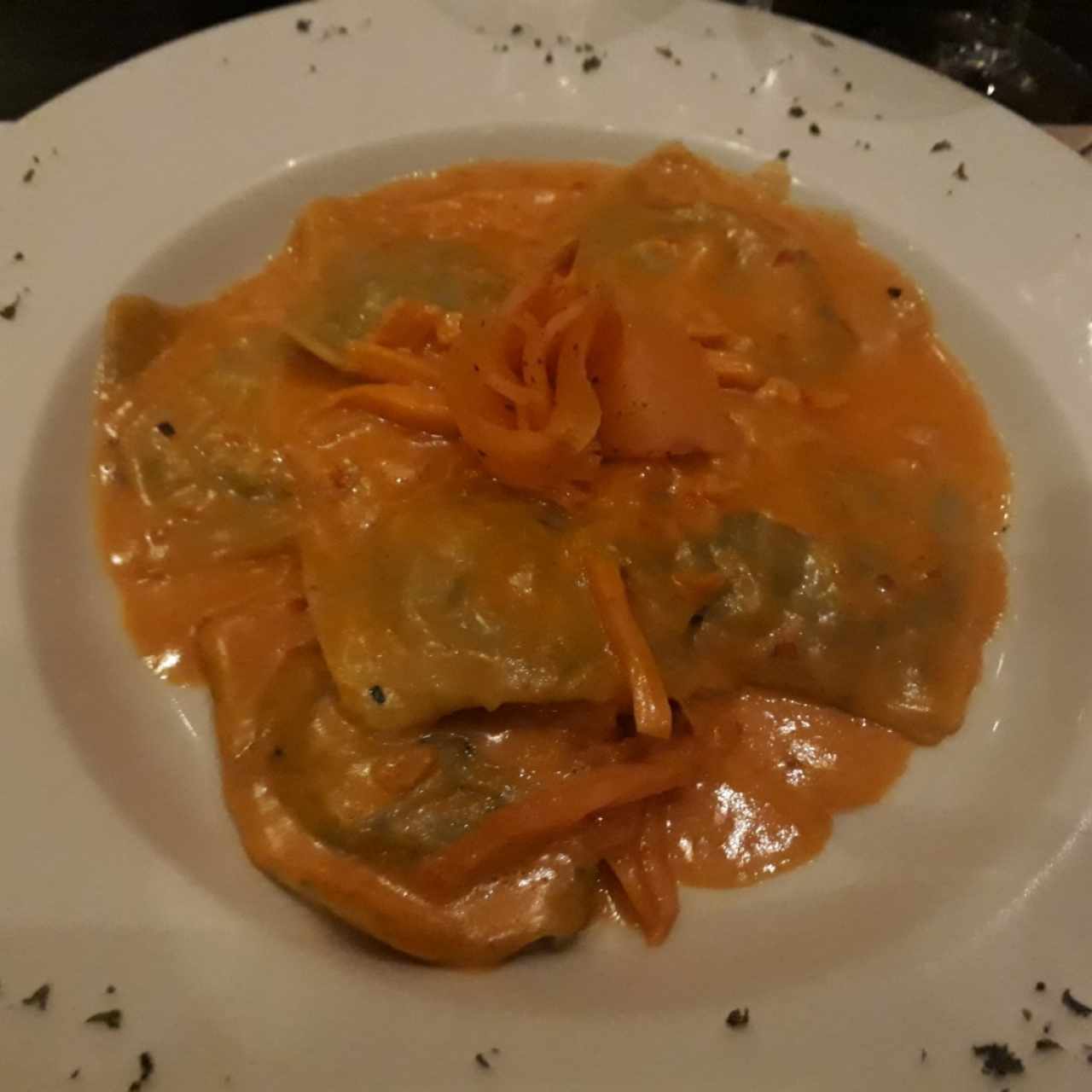 Ravioloni con salmón en salsa rosa