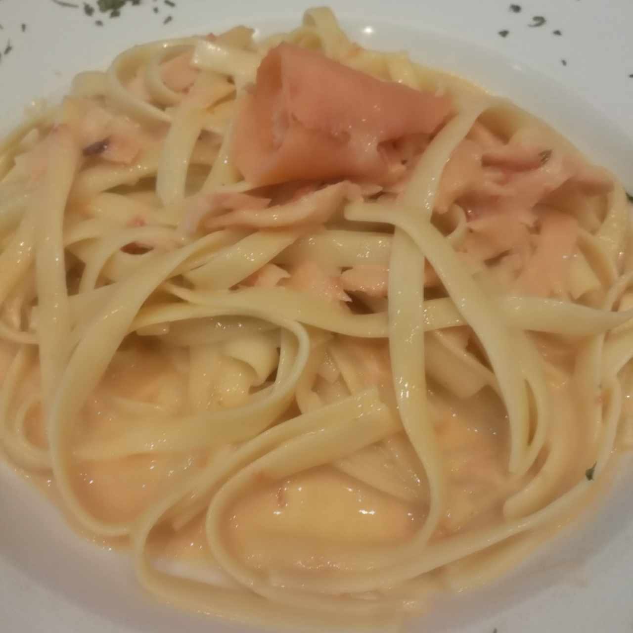 Fettucine alla crema rosa di salmone e vodka