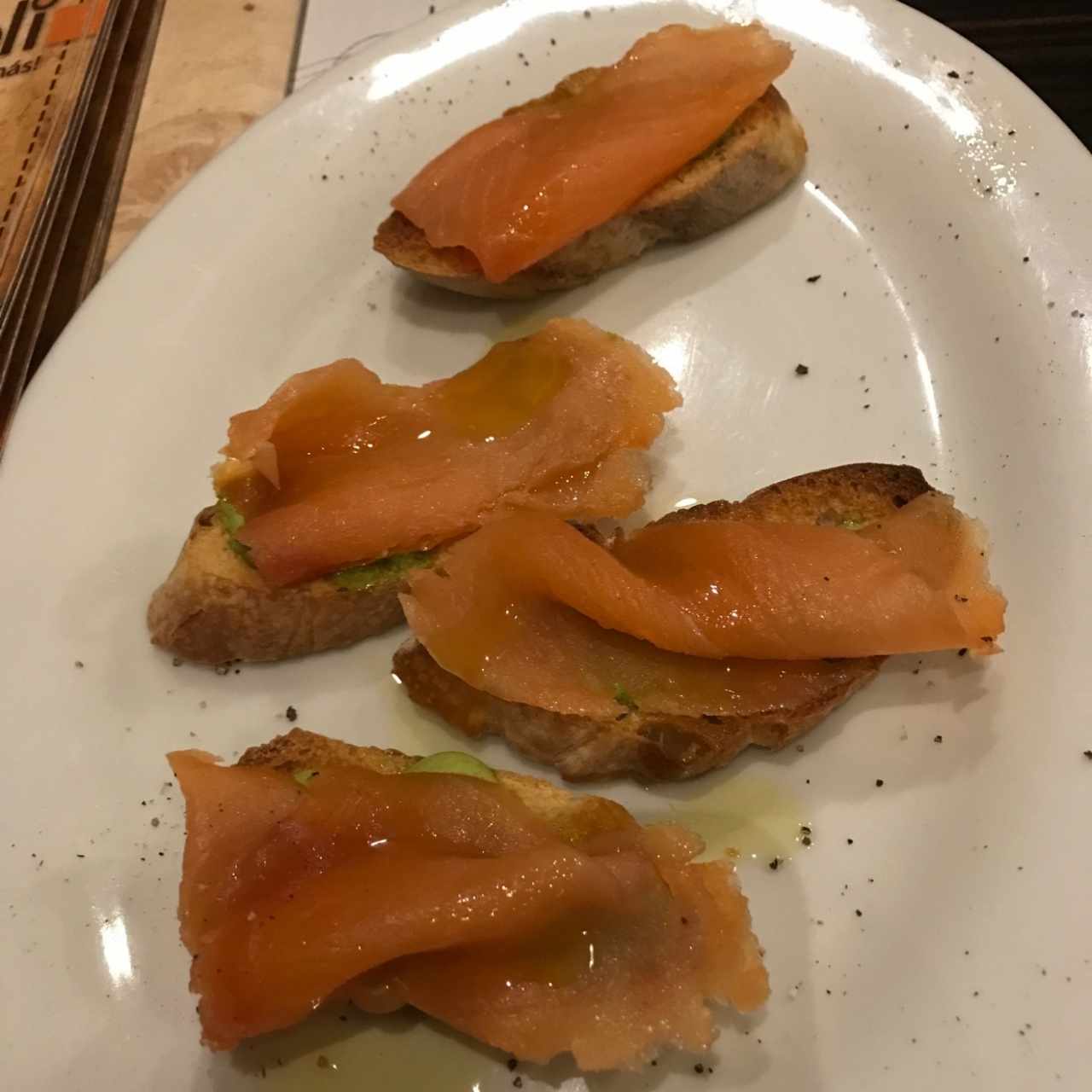 Entradas calientes - Crostini di salmone