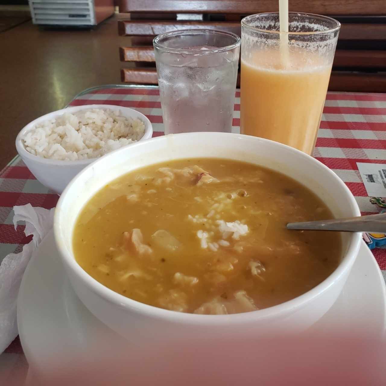 Entradas - Sopa de pata, arroz y Chicha de Melón.