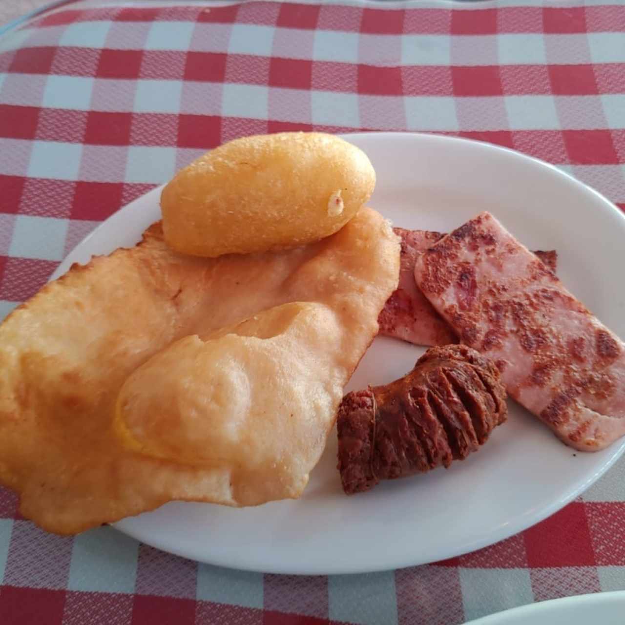 Hojaldre, Carimañola, Jamón y Chorizo