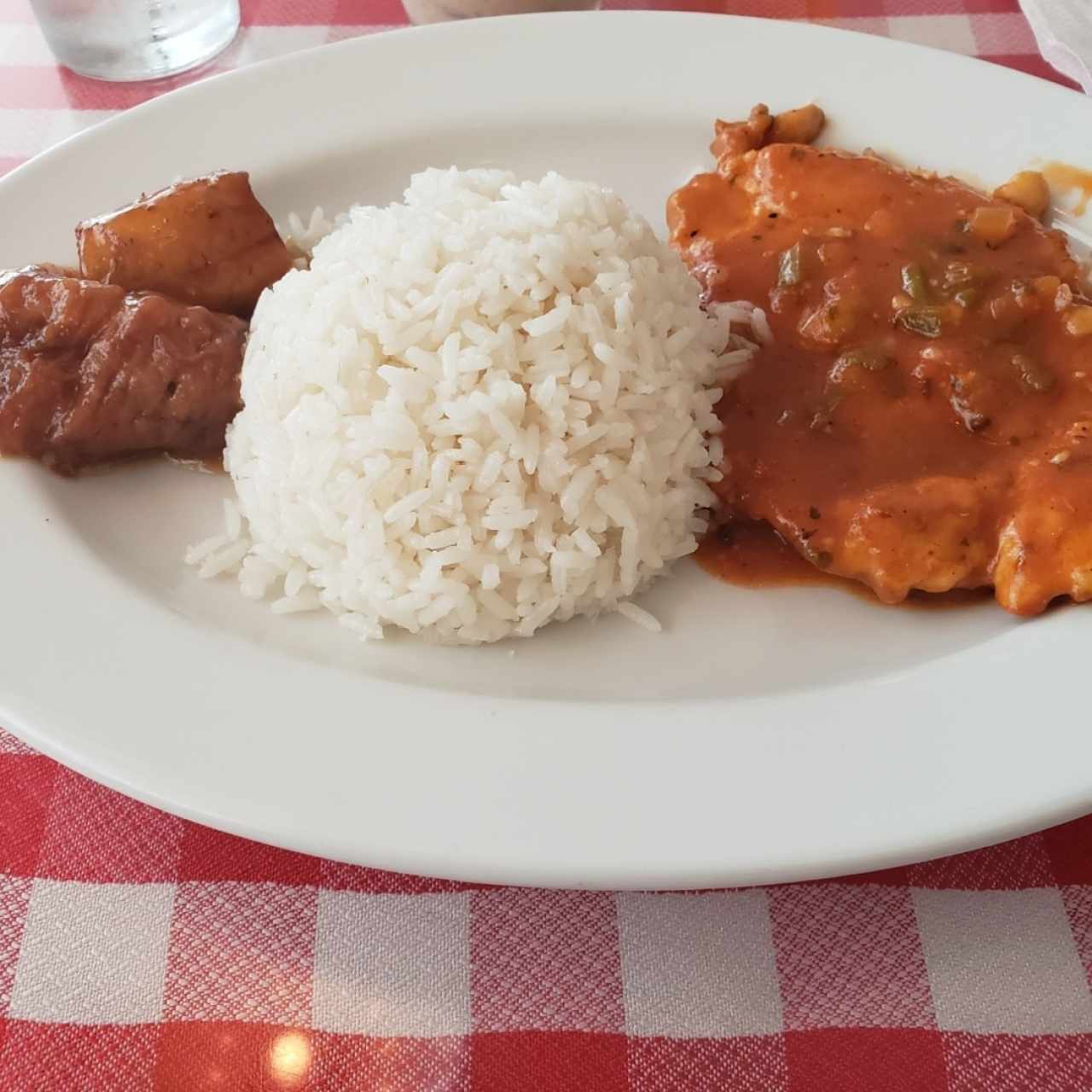 pollo con arroz y platamo en tentacion