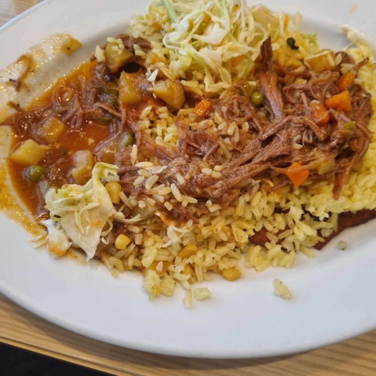 ropa vieja con arroz,ensalada y platano