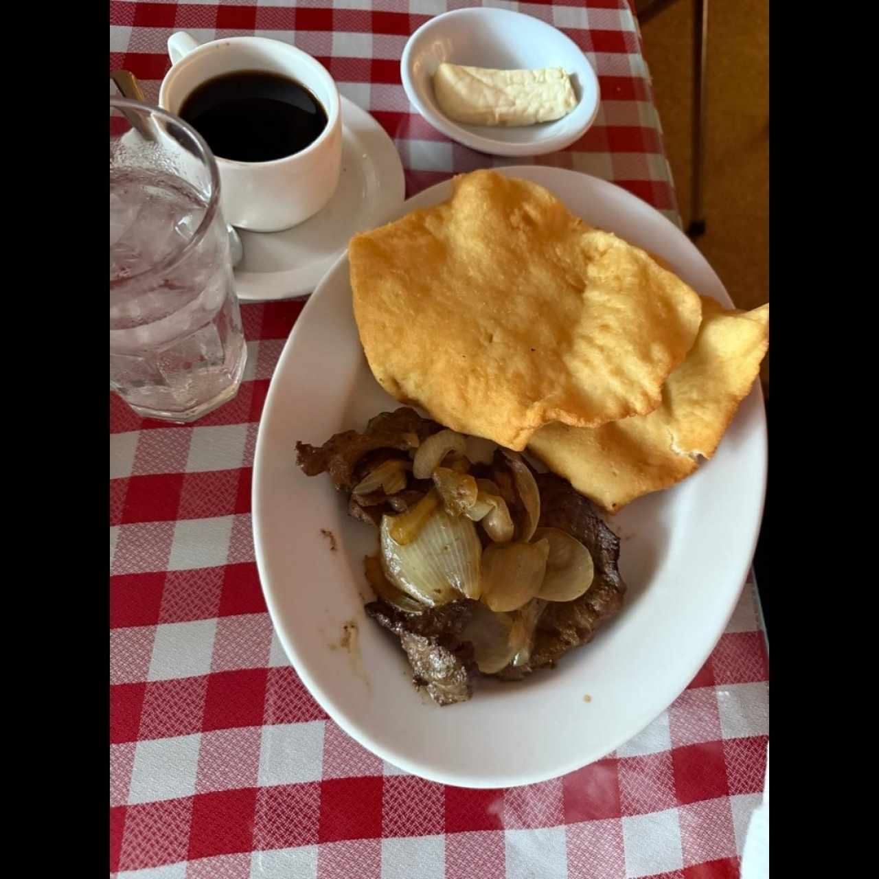 higado encebollado con hojaldres
