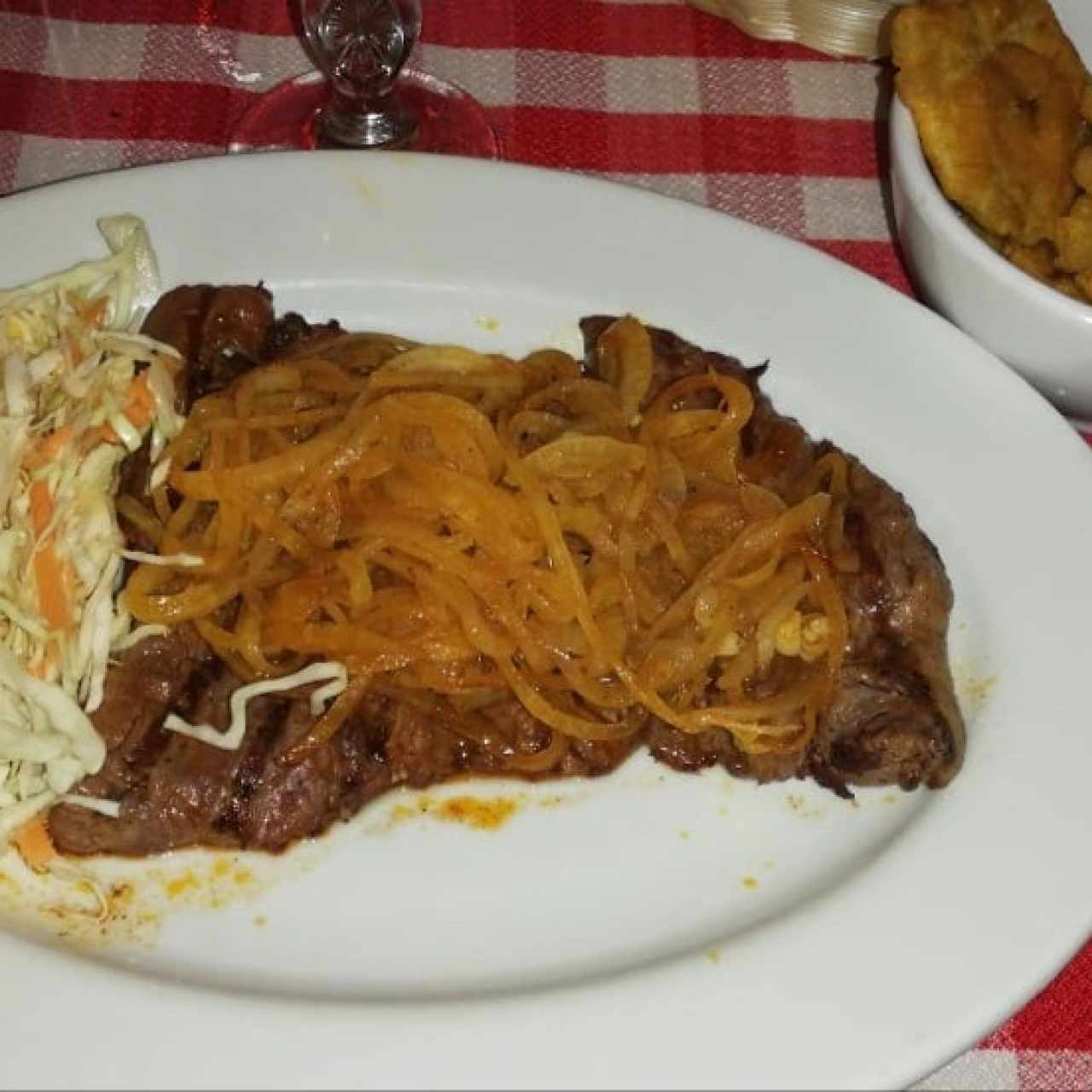 bistec encebollado