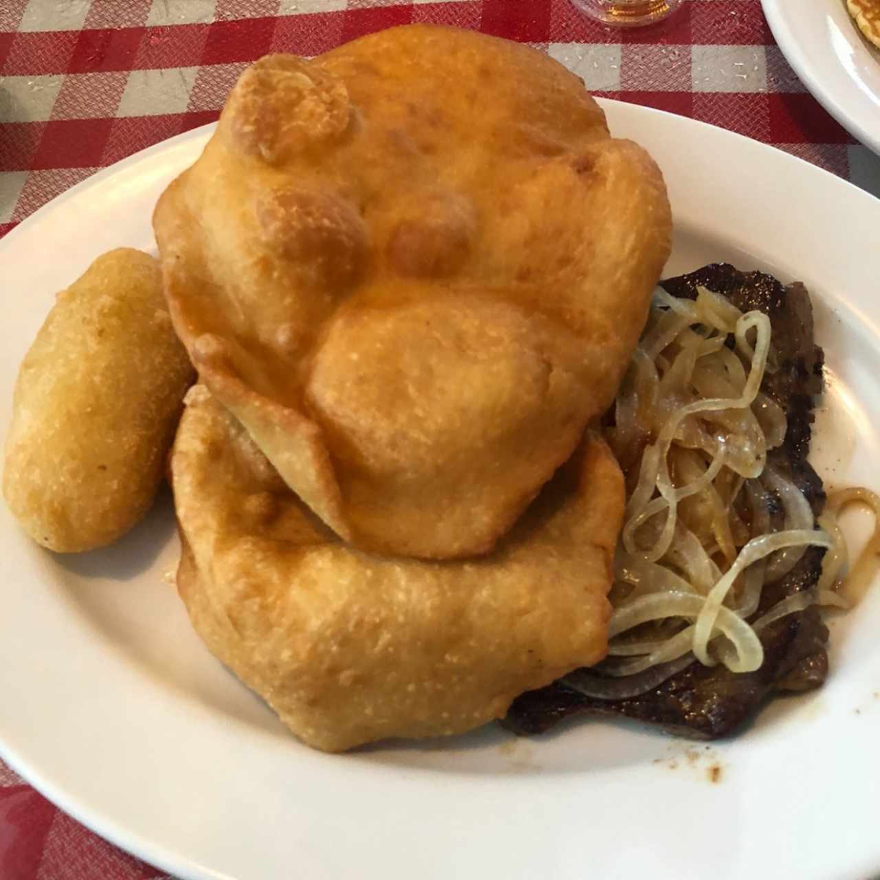 Bistec encebollado con Hojaldres y Carimañola