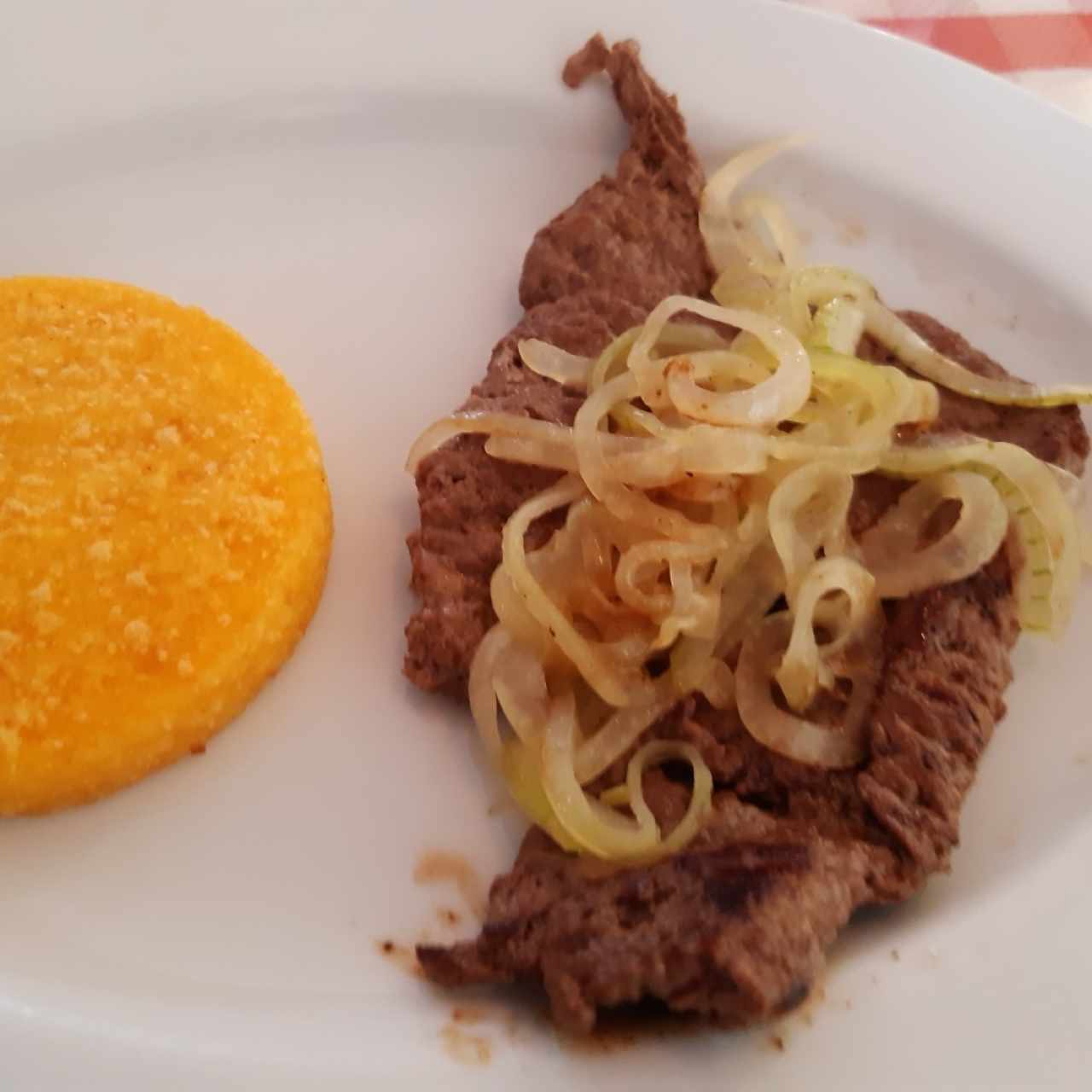 bistec encebollado 