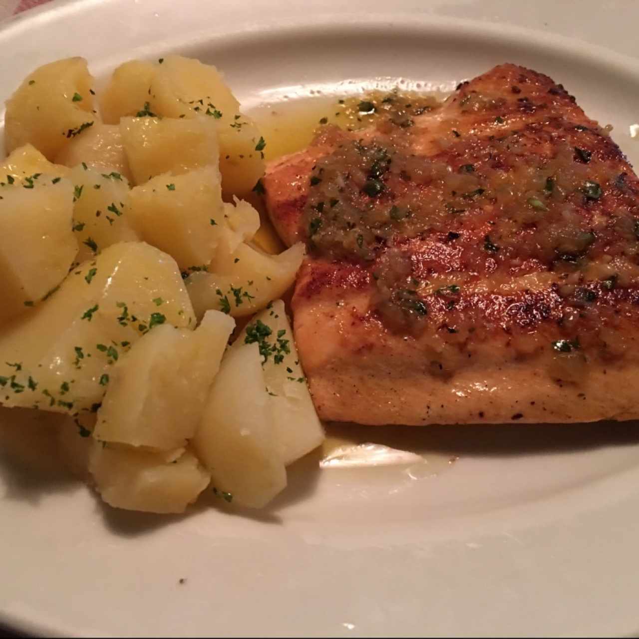 Salmón con salsa de mantequilla y cilantro