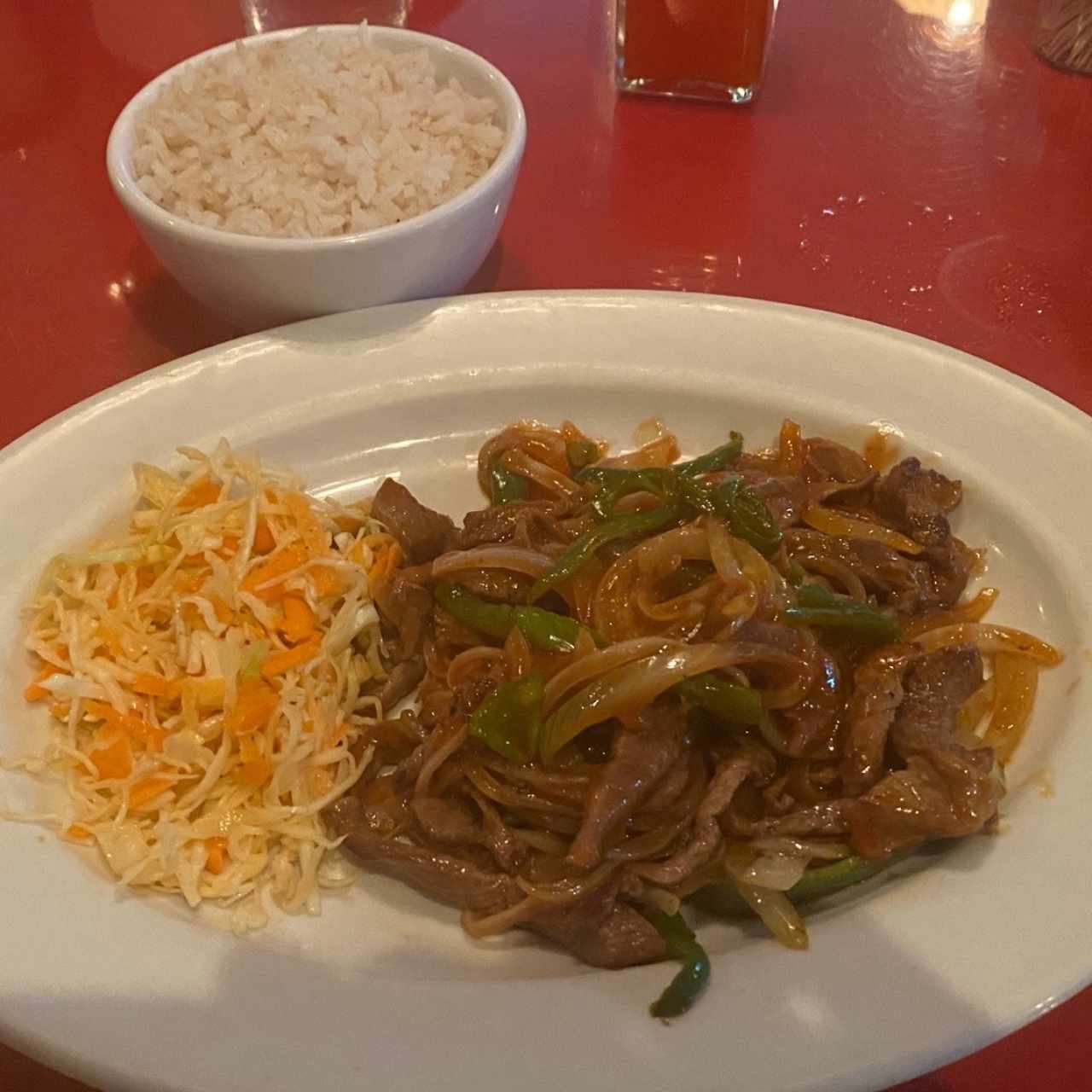 bistec picado, ensalada y arroz con COCO