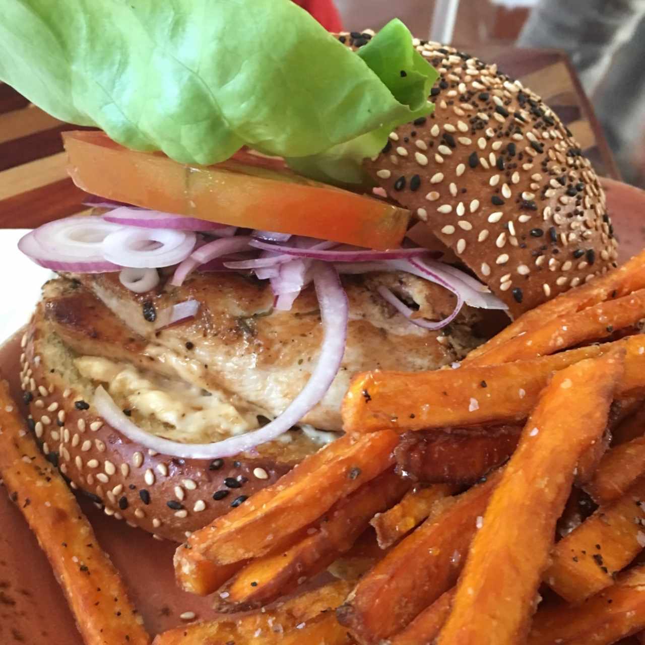 Hamburguesa de pollo con palitos de camote