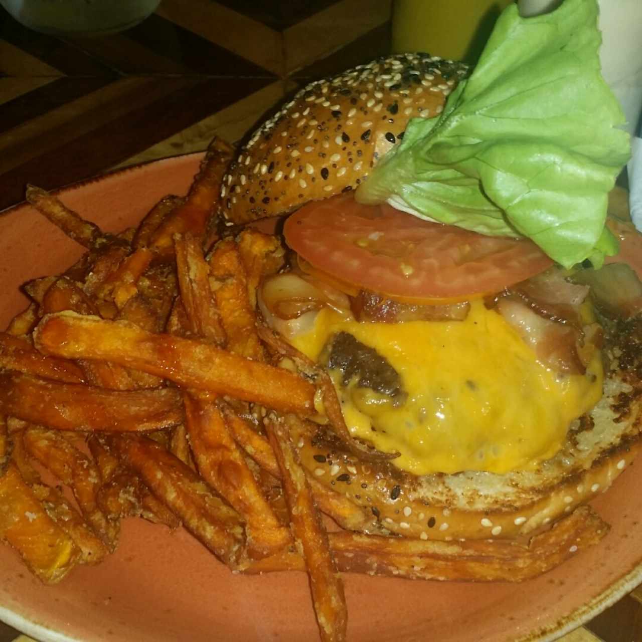 Homestyle Burger con Papitas de Camote