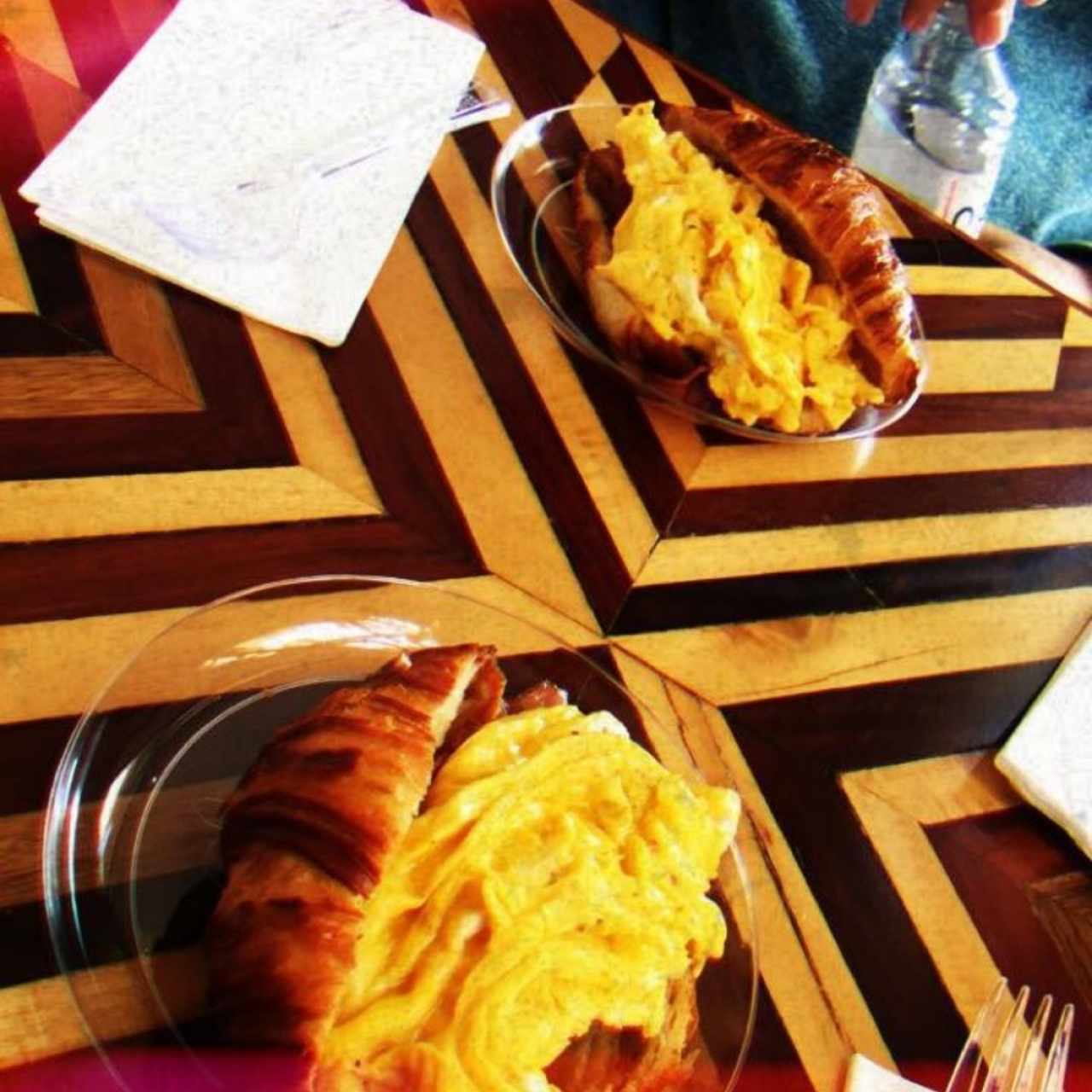 croissant con huevo y tocino