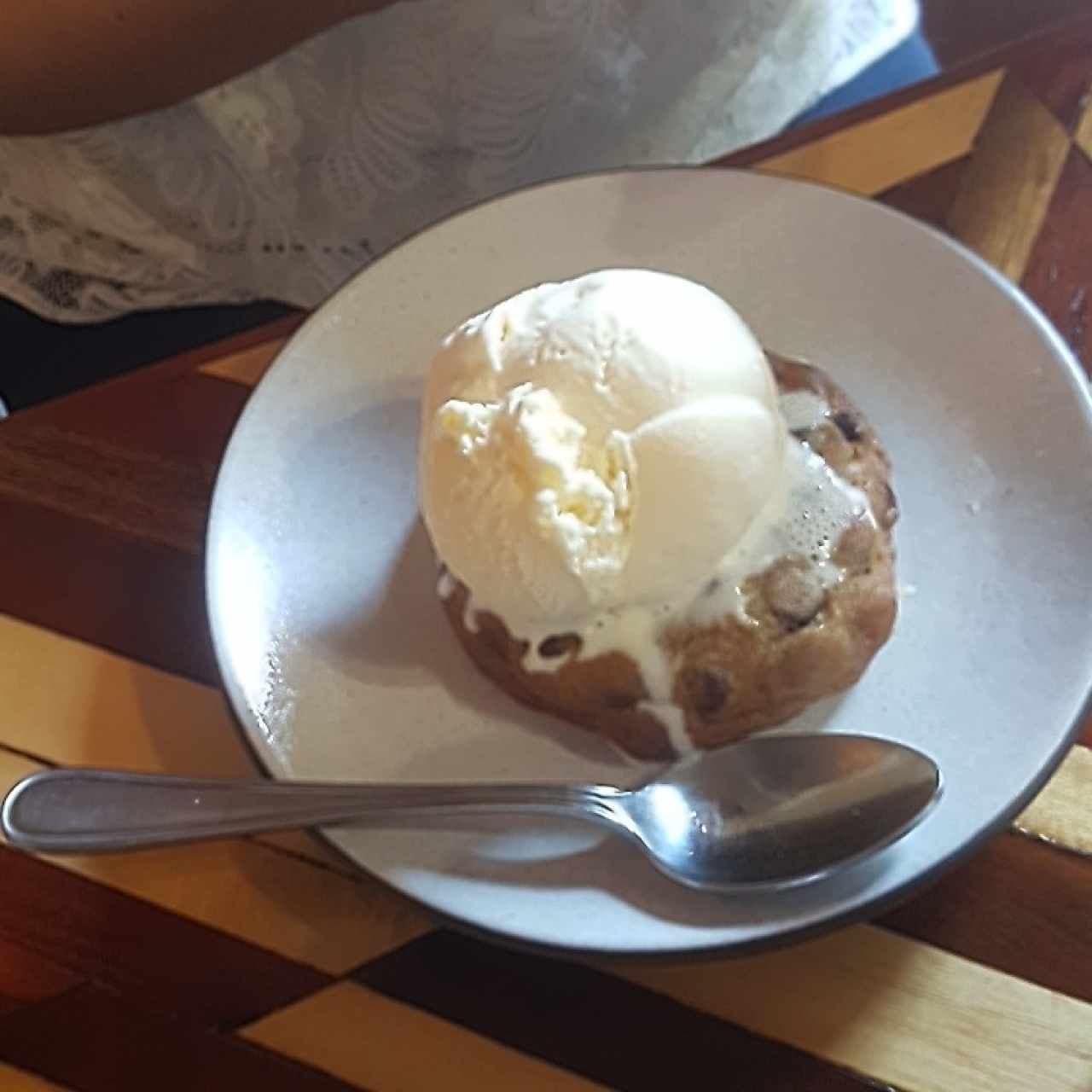 galleta rellena de brownie y helado