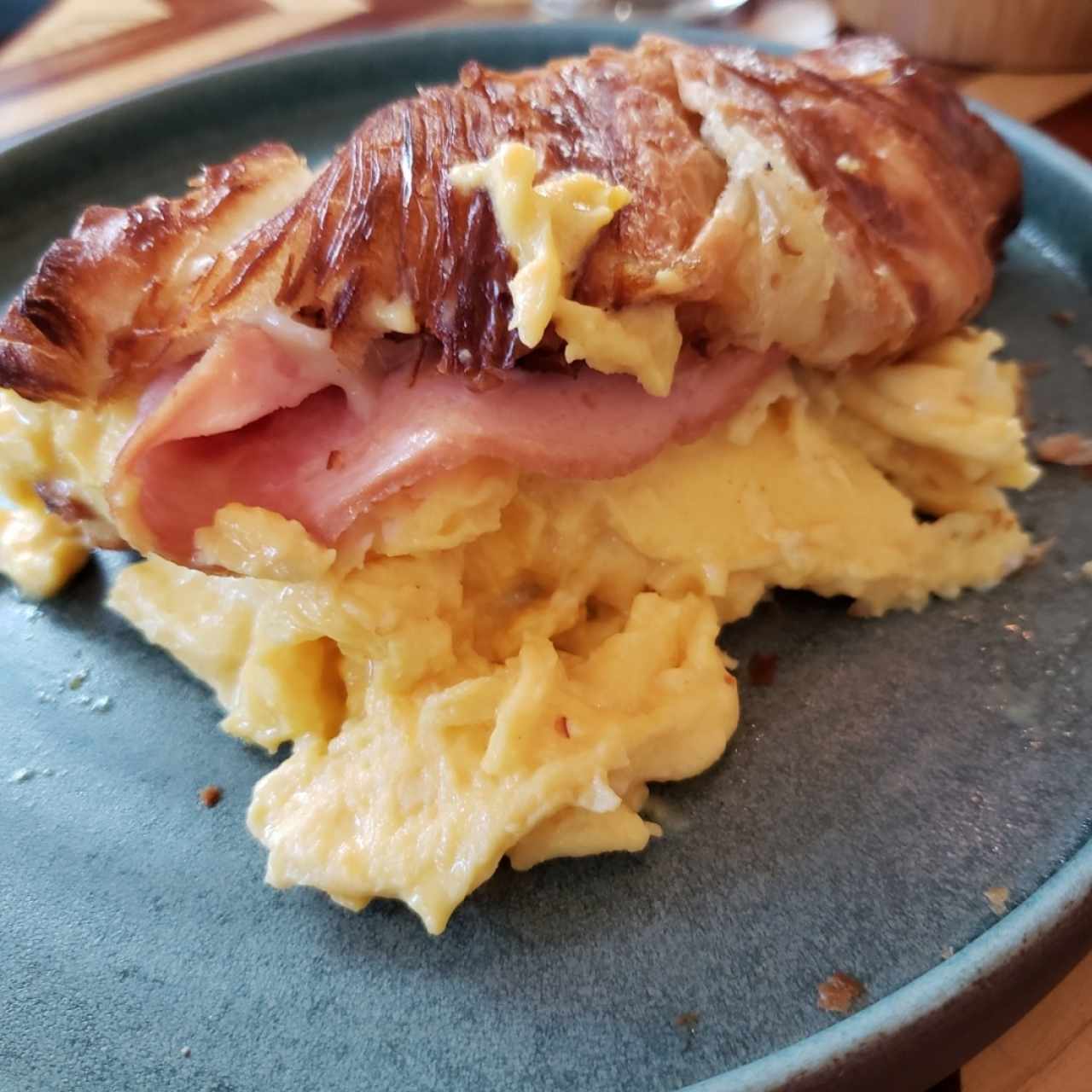 croissant con jamón queso y huevo