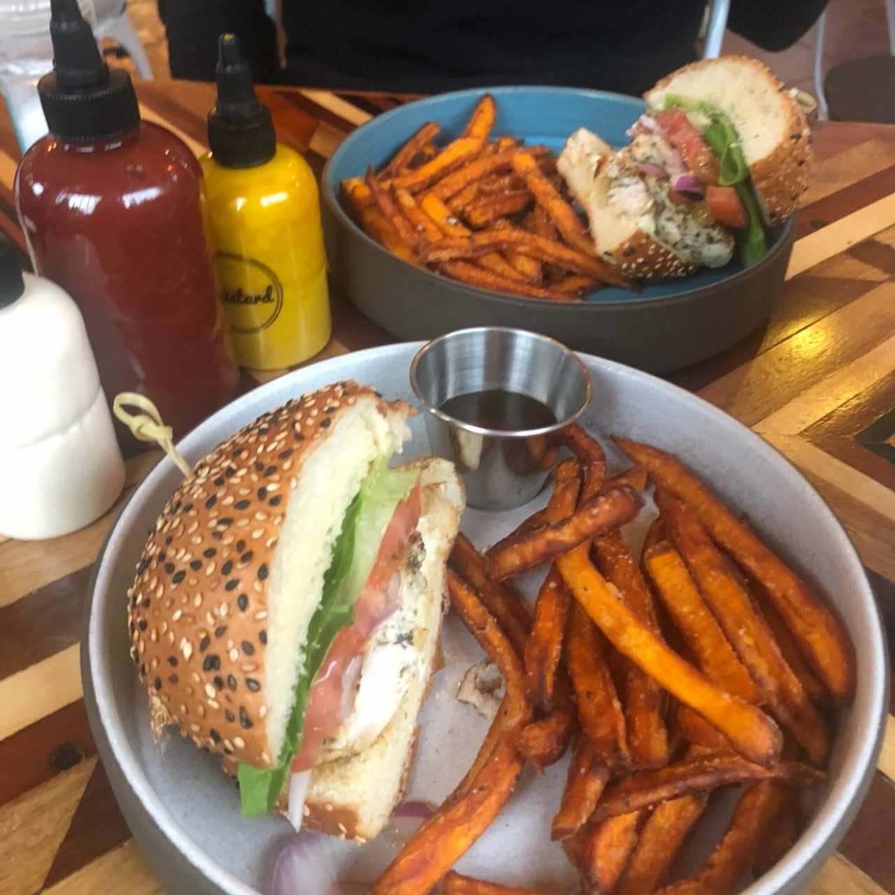 Hamburguesa de pollo grill con camote bañado en miel 