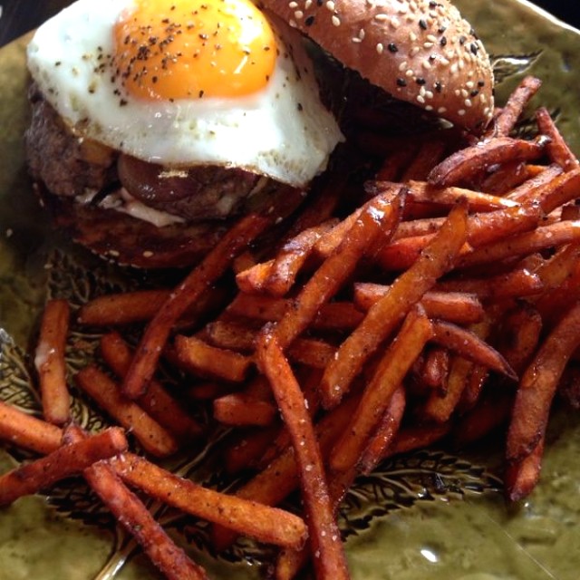 Americana Burger con papitas de Camote con Miel