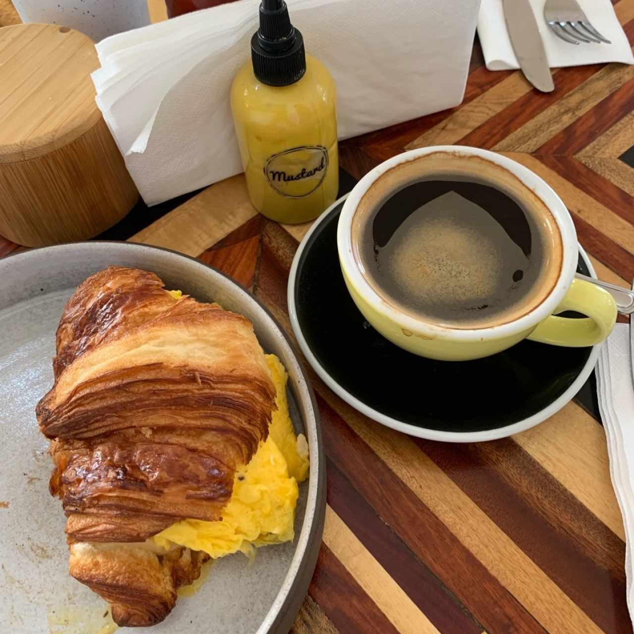 Croissant con huevo y queso