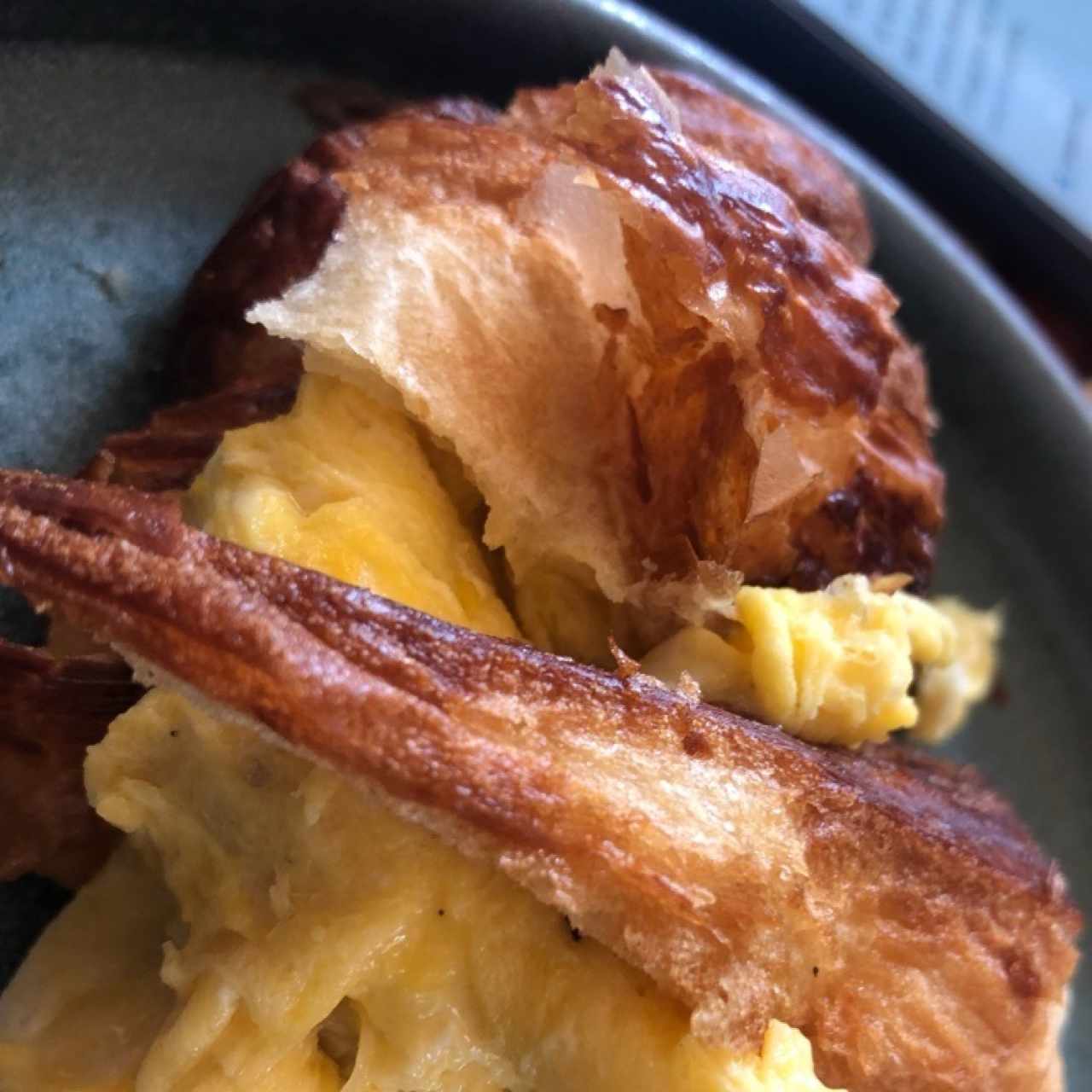 croissant de desayuno con todo