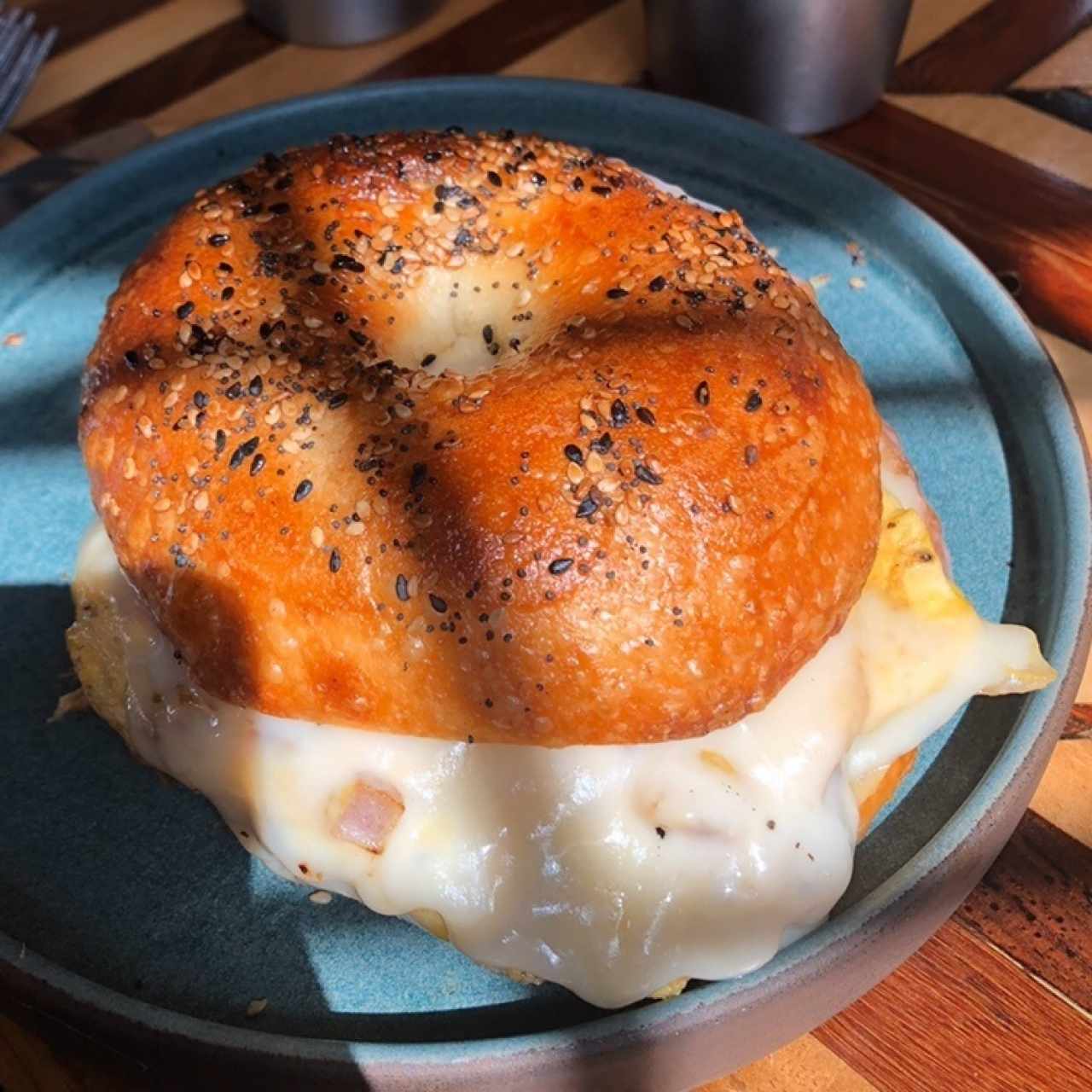 Bagel con Huevo, Queso, Cebolla y Tocinera