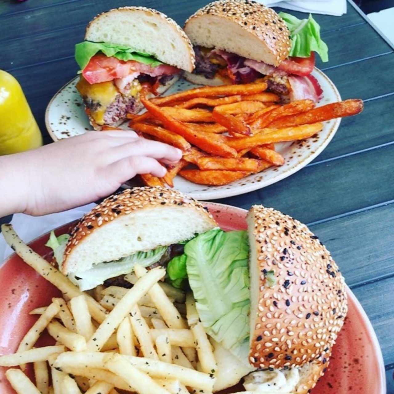 hamburguesa con camote fries