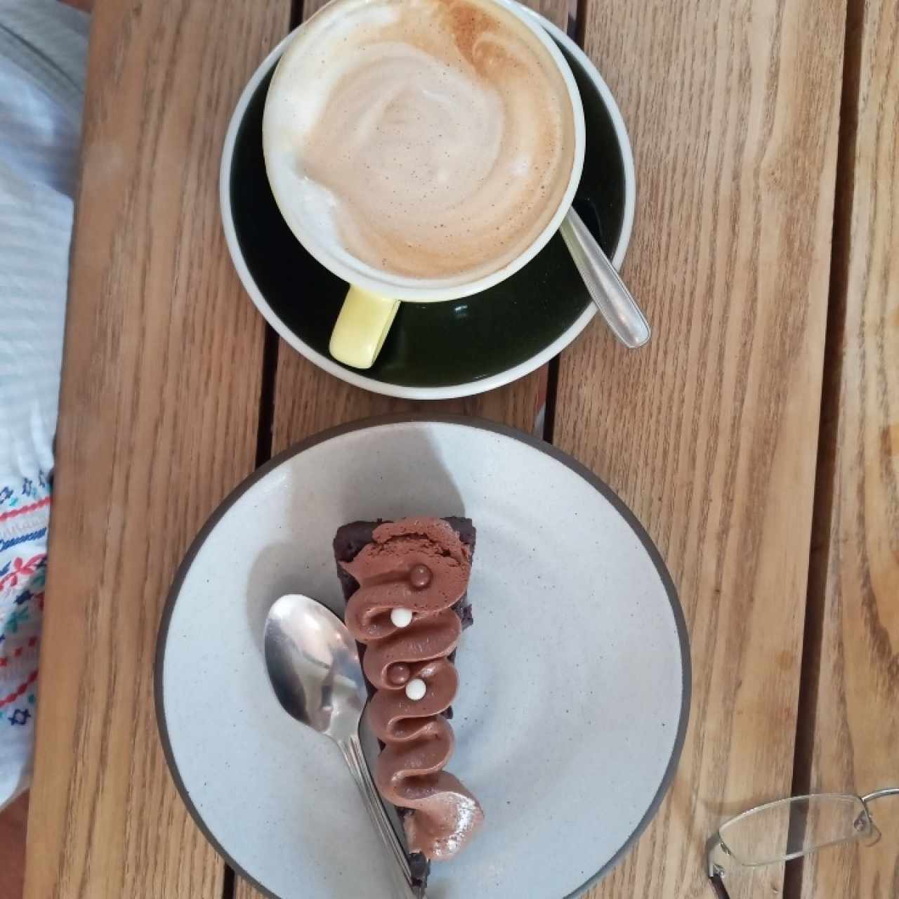 cappuccino y exceso de chocolate (literal demasiado chocolate pero rico)