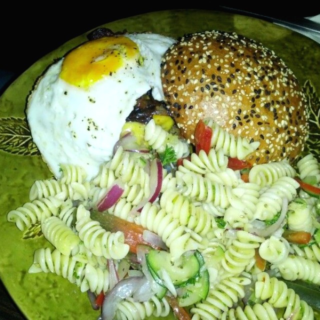 Hamburguesa americana con ensalada de pasta