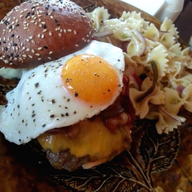 Americana burger con ensalada de pasta