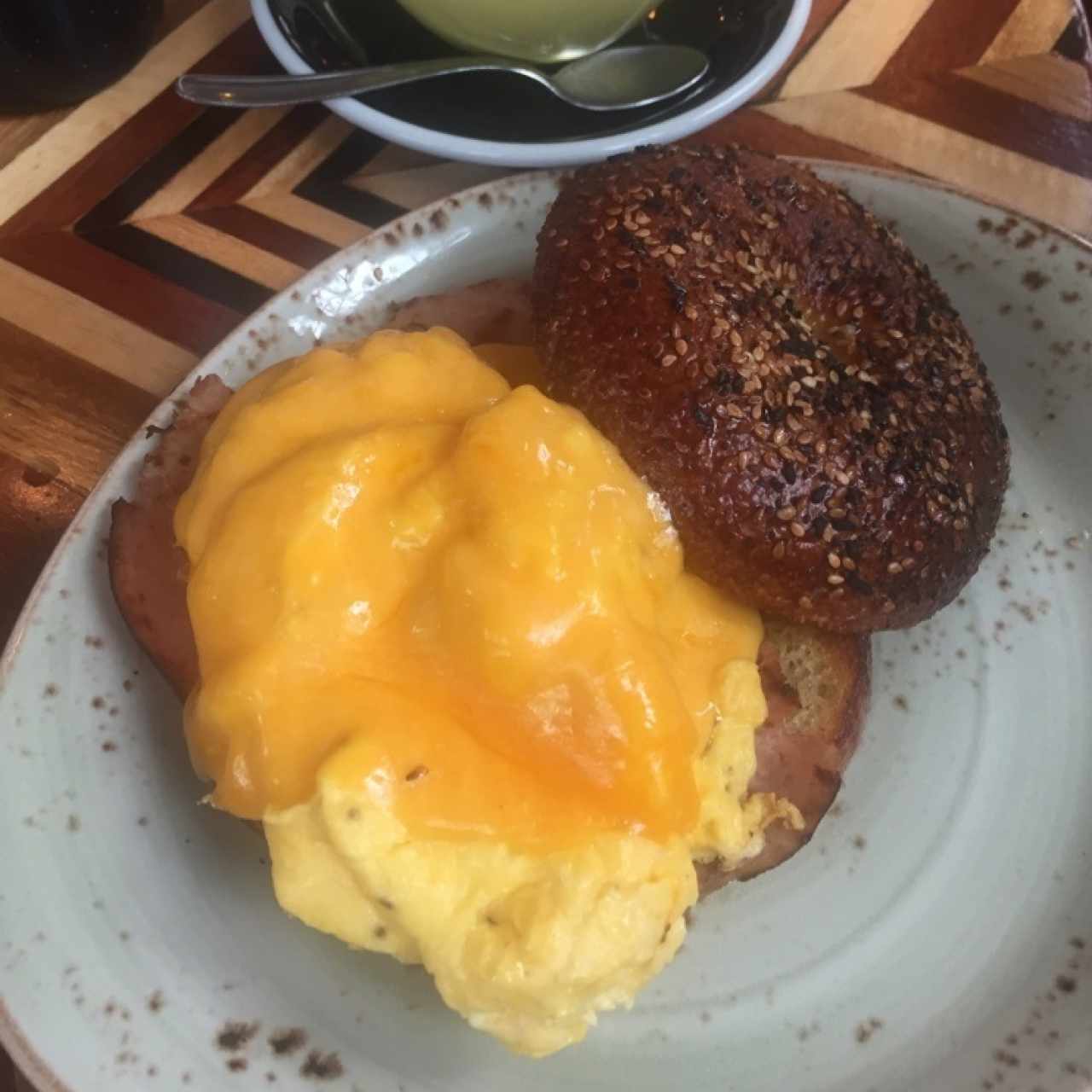 bagel con huevo, queso y jamón