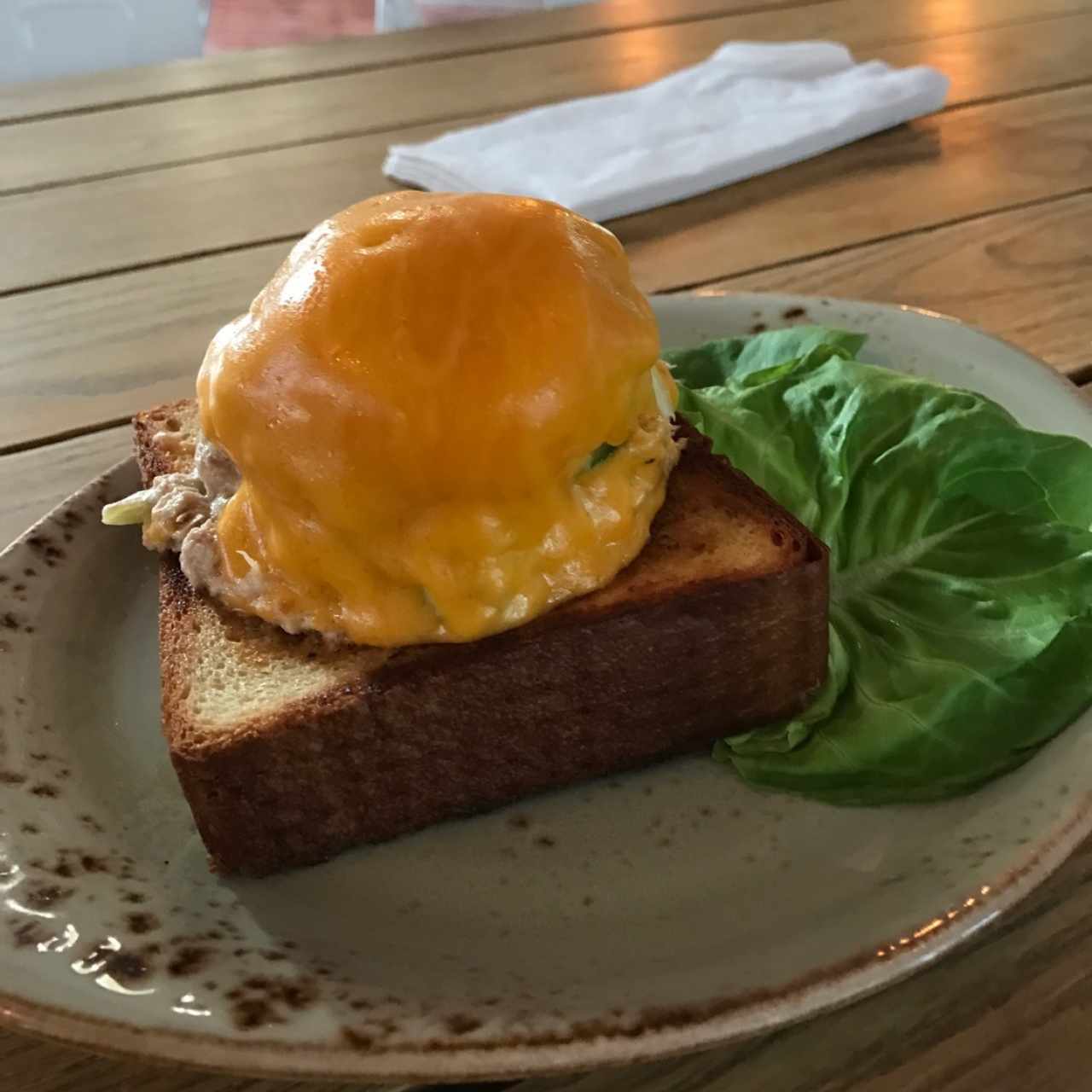 derretido de tuna sobre pan de leche