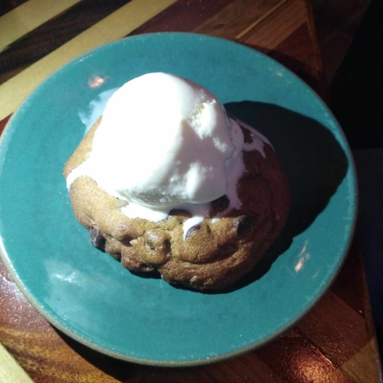 Galleta de Chocolate chips y brownie con helado