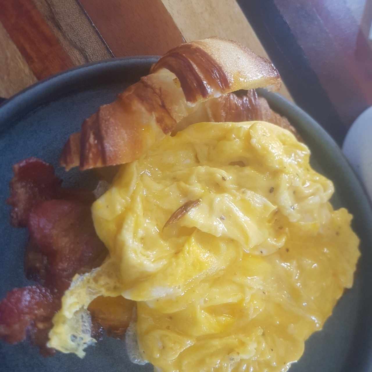 croissant de huevos, bacon y queso 