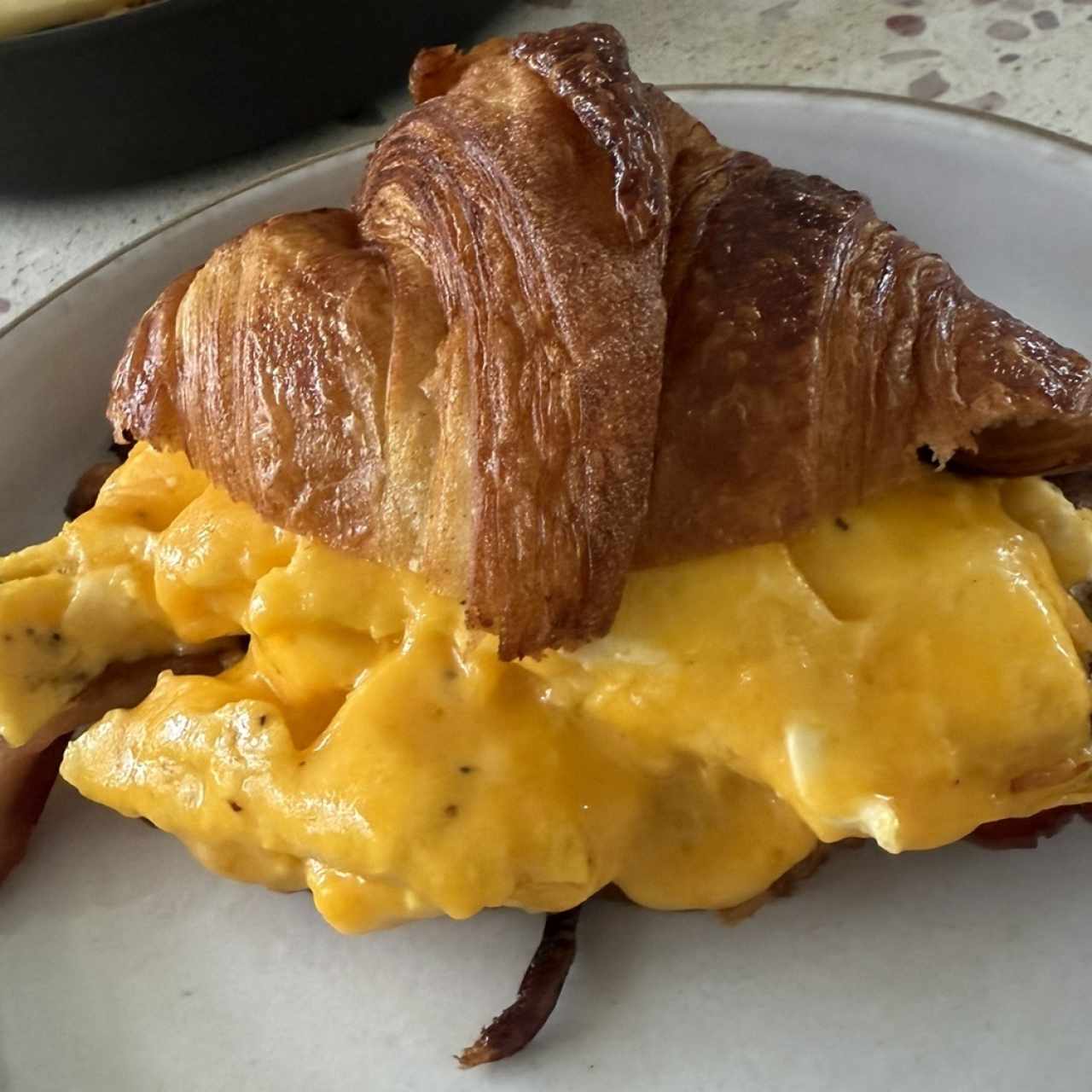 Desayuno - Centeno Croissant Sandwich