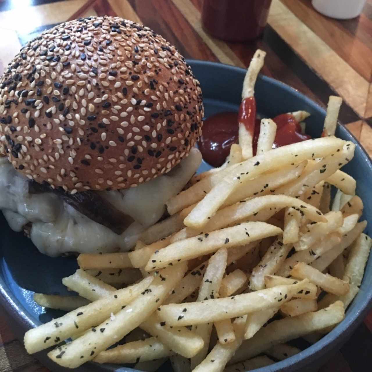 Hamburguesa Clasica con Papas fritas 