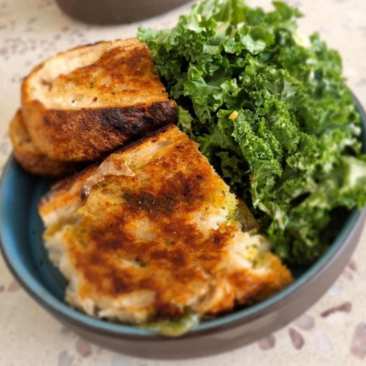 Sandwich con pesto y ensalada