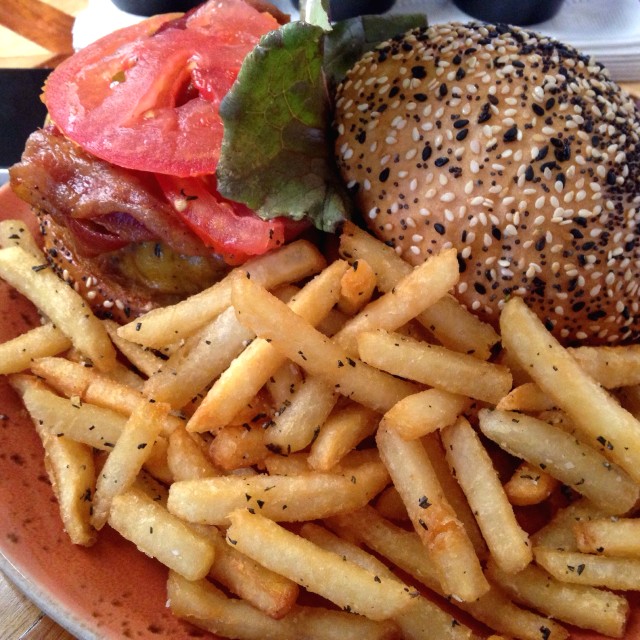 Homestyle Burger con papas fritas con romero