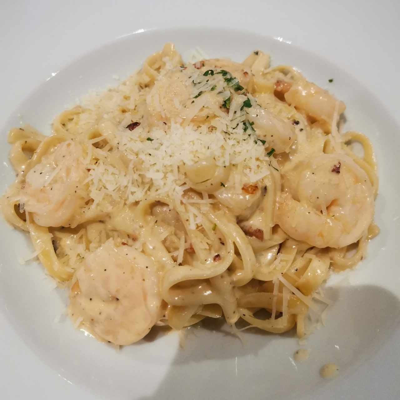 Pasta fetuccini Alfredo con camarones 