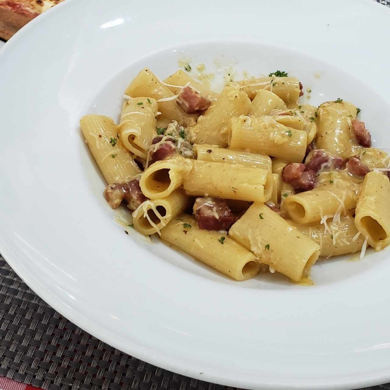 Pasta a la Carbonara Tradicional a base de huevo