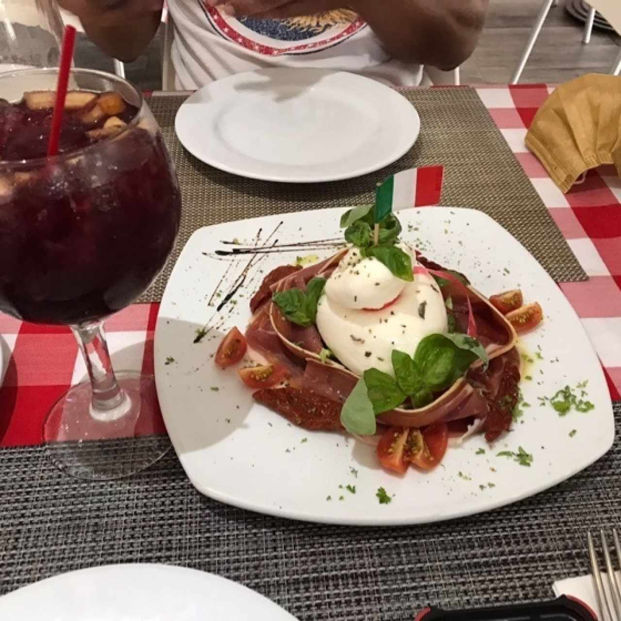 burrata con prosciutto, copa de Sangria 