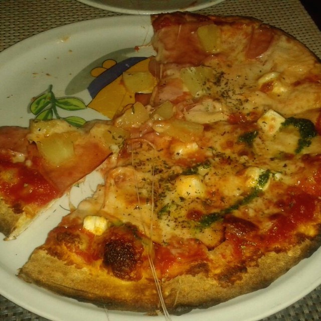 Pizza mitad hawaiiana mitad salmón ahumado!!!!! Riquis riquis!!!