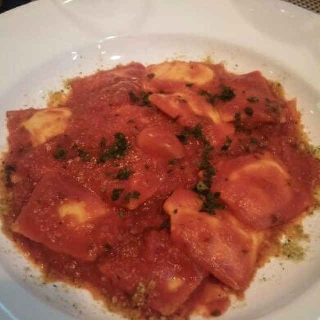 Ravioli en salsa napolitana