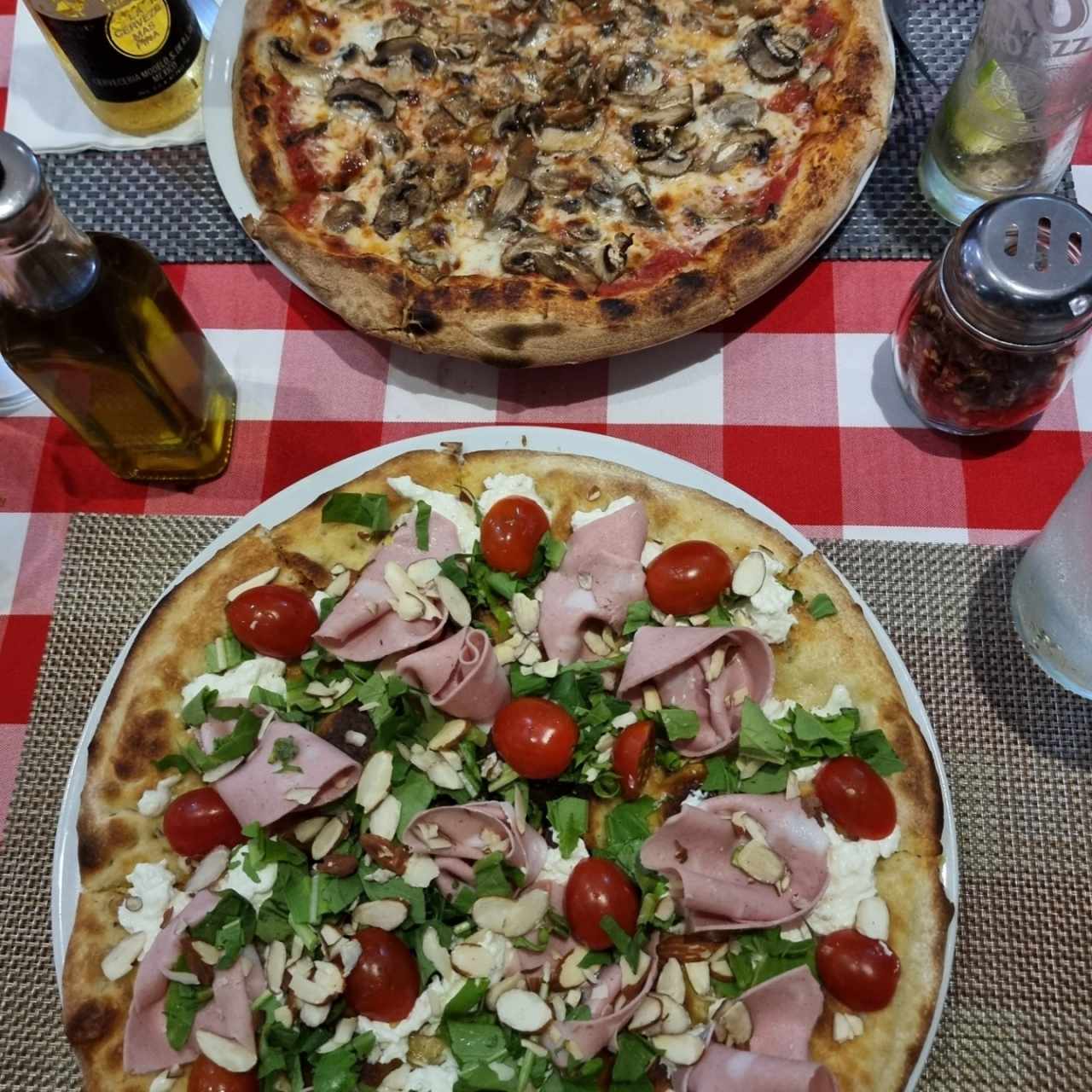 Pizza com funghi y Pizza especial del día