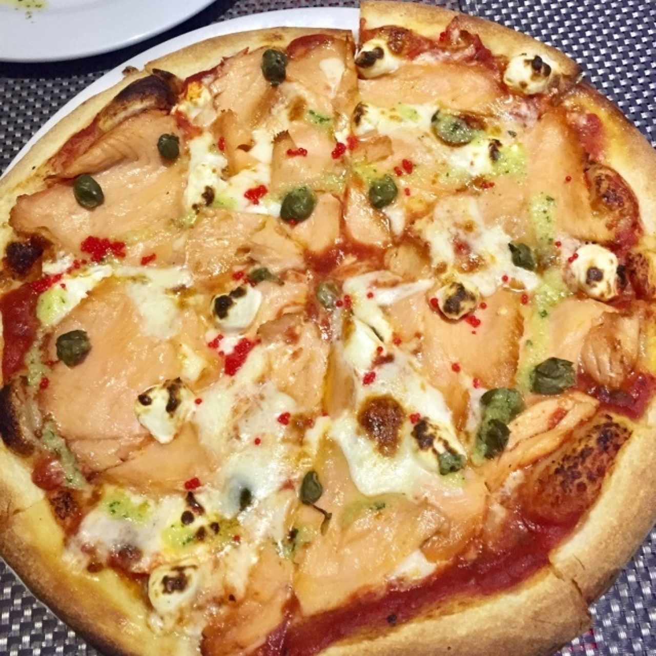 pizza de salmón y alcaparras