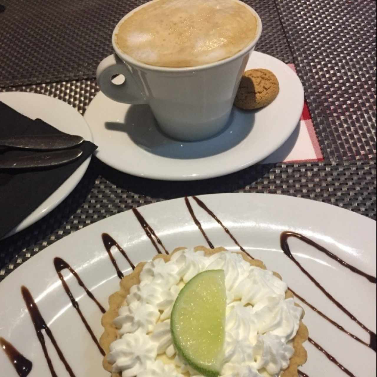 pie de limón y capuccino