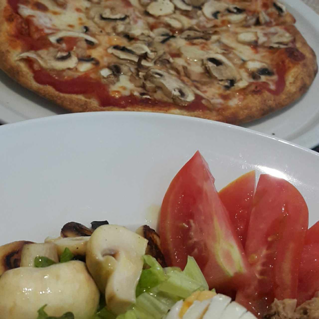 pizza de champiñones y ensalada ciao